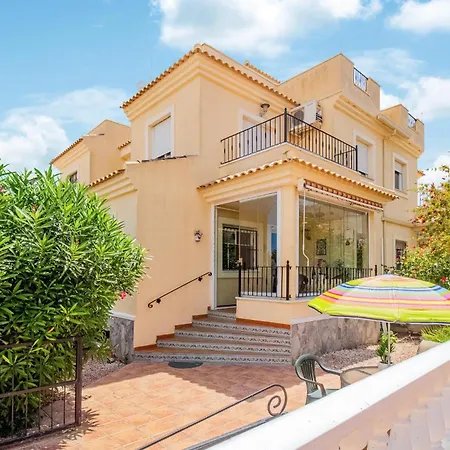 3 Bedroom Pet Friendly In Holiday home *
